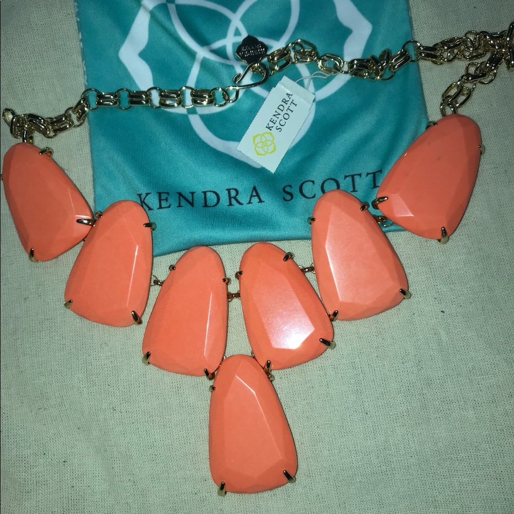 NWT Kendra Scott Harlow coral necklace!!